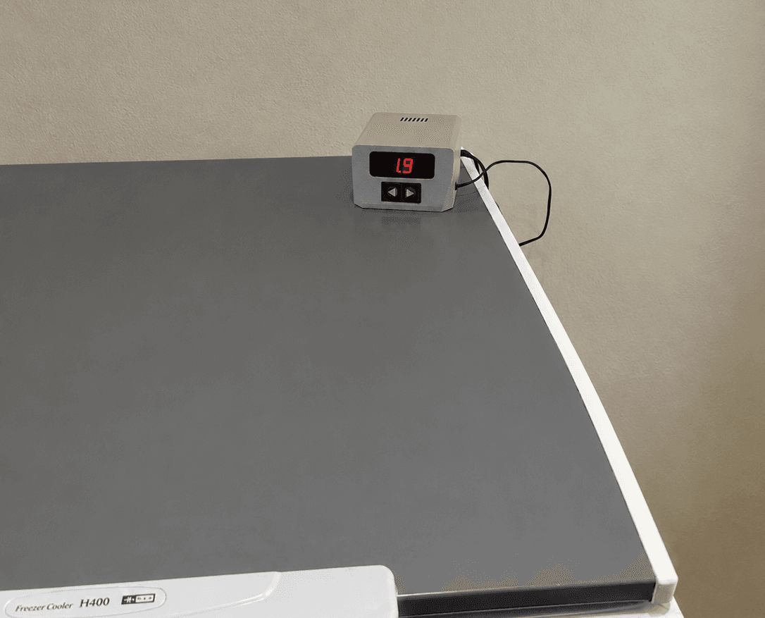 Sensor PontoCerto instalado em freezer horizontal para bebidas